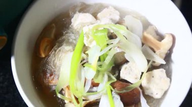 Biraz mantar eriştesi işliyorum. 