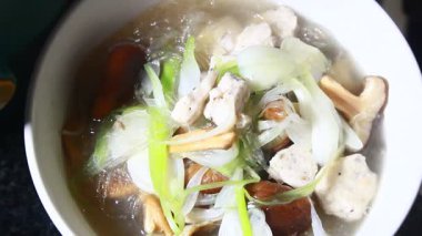 Biraz mantar eriştesi işliyorum. 