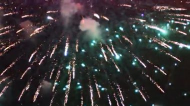 Geceleyin havai fişekler