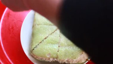 Yapışkan Pirinç Keki Kes