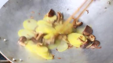 Tencerede kızartılmış sebzeler