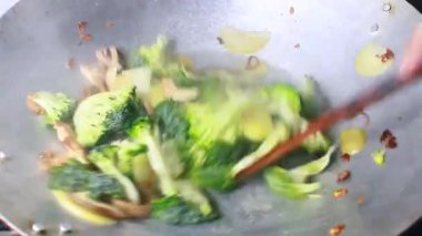 Tencerede kızartılmış sebzeler