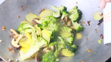 Tencerede kızartılmış sebzeler