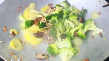 Tencerede kızartılmış sebzeler