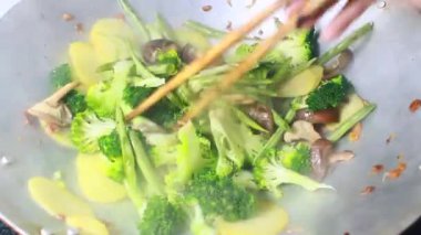 Tencerede kızartılmış sebzeler