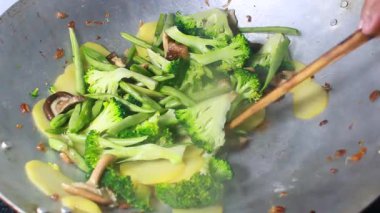 Tencerede kızartılmış sebzeler