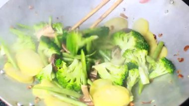 Tencerede kızartılmış sebzeler