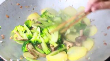 Tencerede kızartılmış sebzeler