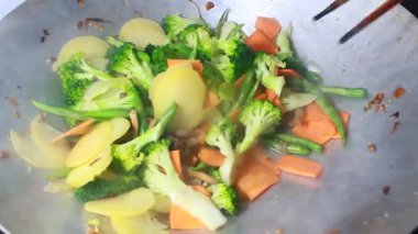 Tencerede kızartılmış sebzeler