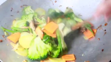 Tencerede kızartılmış sebzeler