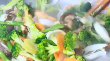 Tencerede kızartılmış sebzeler