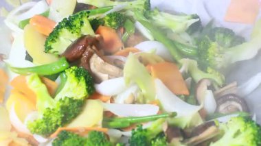 Tencerede kızartılmış sebzeler