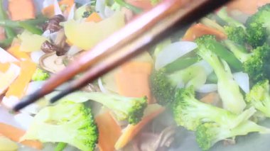 Tencerede kızartılmış sebzeler