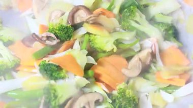 Tencerede kızartılmış sebzeler