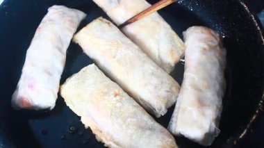 Tavada kızarmış sosis.