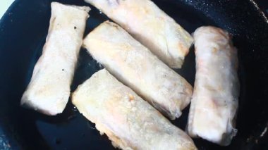 Tavada kızarmış sosis.