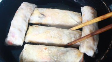 Tavada kızarmış sosis.