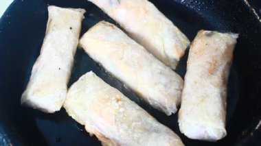 Tavada kızarmış sosis.