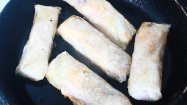 Tavada kızarmış sosis.