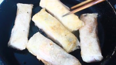 Tavada kızarmış sosis.