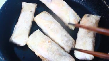 Tavada kızarmış sosis.