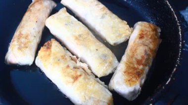 Tavada kızarmış sosis.