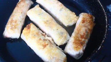 Tavada kızarmış sosis.