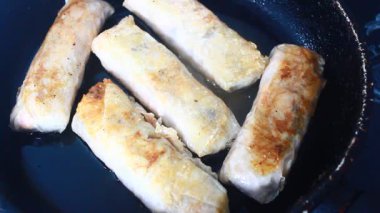 Tavada kızarmış sosis.