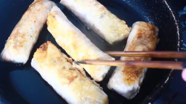 Tavada kızarmış sosis.