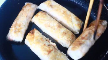 Tavada kızarmış sosis.