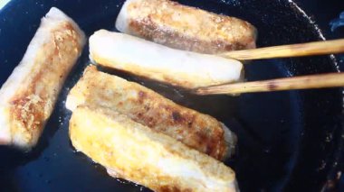 Tavada kızarmış sosis.