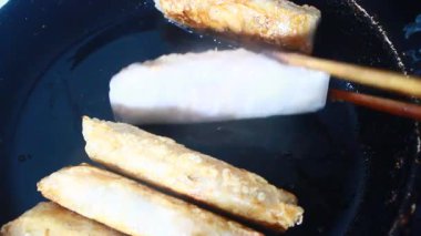 Tavada kızarmış sosis.