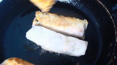 Tavada kızarmış sosis.