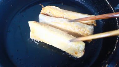 Tavada kızarmış sosis.