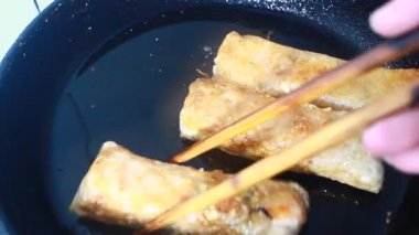 Tavada kızarmış sosis.