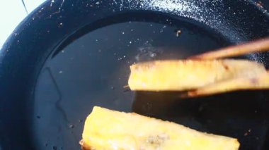 Tavada kızarmış sosis.