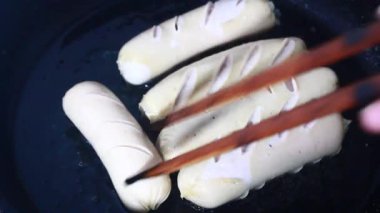 Tavada kızarmış sosis.