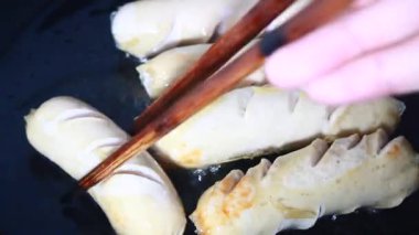 Tavada kızarmış sosis.