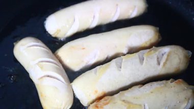 Tavada kızarmış sosis.