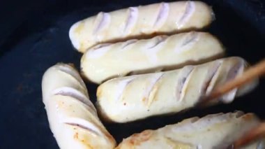 Tavada kızarmış sosis.