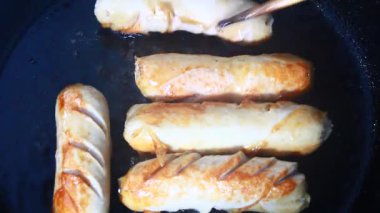 Tavada kızarmış sosis.