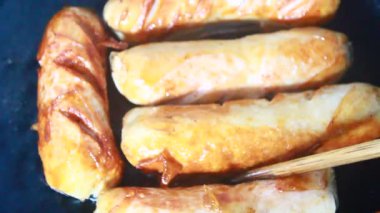 Tavada kızarmış sosis.