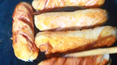 Tavada kızarmış sosis.