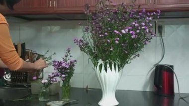  Çiçek düzenleyen bir kadın. 