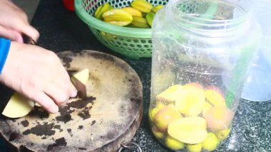 Biraz meyve şarabı yap.