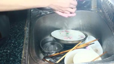 Yemekten sonra bulaşıkları yıka