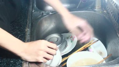 Yemekten sonra bulaşıkları yıka