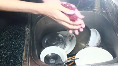 Yemekten sonra bulaşıkları yıka