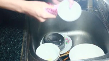 Yemekten sonra bulaşıkları yıka