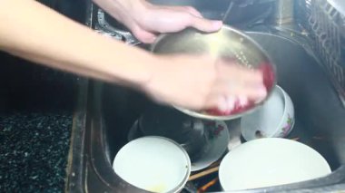 Yemekten sonra bulaşıkları yıka